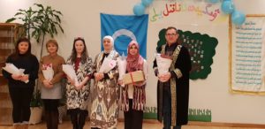 "ئانا تىل" ئۆگىنىشىگە مېھنەتسىز ئەجىرلەر سىڭدۈرگەن ئوقۇتقۇچىلارغا ئالاھىدە رەھمەتلەر بىلدۈرۈلۈپ، گۈلدەستىلەر سوۋغا قىلىندى. بۇ بىر يىلدا مەكتەپ مۇدىرلىقىدا بولغان سەمەت ئەپەندىمگە تون كىيدۈرۈلدى