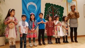 ئوقۇغۇچىلارنىڭ تەييارلىغان سەنئەت نومۇرلىرى، ئۆسمۈر بالىلارنىڭ ئۆز تالانتىنى نامايان قىلىشلىرى، شېئىر دېكلاماتسىيە قىلىشلار پائالىيەتكە قاتناشقان ئاتا-ئانىلارنى ۋە جامائەتچىلىكنى ھاياجانغا سالدى.