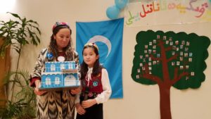 ئوقۇغۇچىلارنىڭ تەييارلىغان سەنئەت نومۇرلىرى، ئۆسمۈر بالىلارنىڭ ئۆز تالانتىنى نامايان قىلىشلىرى، شېئىر دېكلاماتسىيە قىلىشلار پائالىيەتكە قاتناشقان ئاتا-ئانىلارنى ۋە جامائەتچىلىكنى ھاياجانغا سالدى.