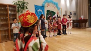 ئوقۇغۇچىلارنىڭ تەييارلىغان سەنئەت نومۇرلىرى، ئۆسمۈر بالىلارنىڭ ئۆز تالانتىنى نامايان قىلىشلىرى، شېئىر دېكلاماتسىيە قىلىشلار پائالىيەتكە قاتناشقان ئاتا-ئانىلارنى ۋە جامائەتچىلىكنى ھاياجانغا سالدى.