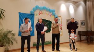 كومىتېت رەئىسى بەختىيار ئەپەندىمگە، ئۇيغۇر ئىسلام مەدەنىيەت مەركىزىنىڭ قانۇنى ۋاكالەتچىسى فەرۇخ ئەپەندىمگە، جامائەت ئەربابلىرىدىن مەمتىمىن ھاجىم، ئابدۇرېشىت ئەپەندىلەرگە گۈلدەستىلەر سوۋغا قىلىندى