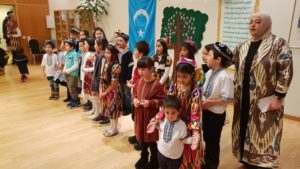 ئوقۇغۇچىلارنىڭ تەييارلىغان سەنئەت نومۇرلىرى، ئۆسمۈر بالىلارنىڭ ئۆز تالانتىنى نامايان قىلىشلىرى، شېئىر دېكلاماتسىيە قىلىشلار پائالىيەتكە قاتناشقان ئاتا-ئانىلارنى ۋە جامائەتچىلىكنى ھاياجانغا سالدى.