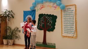 ئوقۇغۇچىلارنىڭ تەييارلىغان سەنئەت نومۇرلىرى، ئۆسمۈر بالىلارنىڭ ئۆز تالانتىنى نامايان قىلىشلىرى، شېئىر دېكلاماتسىيە قىلىشلار پائالىيەتكە قاتناشقان ئاتا-ئانىلارنى ۋە جامائەتچىلىكنى ھاياجانغا سالدى.