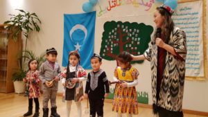 ئوقۇغۇچىلارنىڭ تەييارلىغان سەنئەت نومۇرلىرى، ئۆسمۈر بالىلارنىڭ ئۆز تالانتىنى نامايان قىلىشلىرى، شېئىر دېكلاماتسىيە قىلىشلار پائالىيەتكە قاتناشقان ئاتا-ئانىلارنى ۋە جامائەتچىلىكنى ھاياجانغا سالدى.