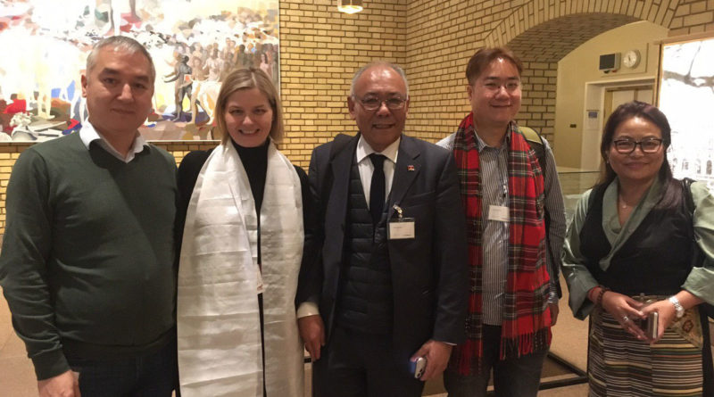 (سولدىن) نورۋېگىيە ئۇيغۇر كومىتېتىنىڭ رەئىسى بەختىيار ئۆمەر ئەپەندى، مەشھۇر كىشىلىك ھوقۇق پائالىيەتچىسى گۇرى مېلبى، دالاي لامانىڭ شىمالىي ياۋروپادىكى ۋەكىلى سونام فراسى، نورۋېگىيە خوڭكوڭ كومىتېتىنىڭ مۇئاۋىن رەئىسى ستېۋېن، نورۋېگىيە تىبەت كومىتېتىنىڭ رەئىسى سوما سىۋېنىنسېنلار نورۋېگىيە پارلامېنتىدا.